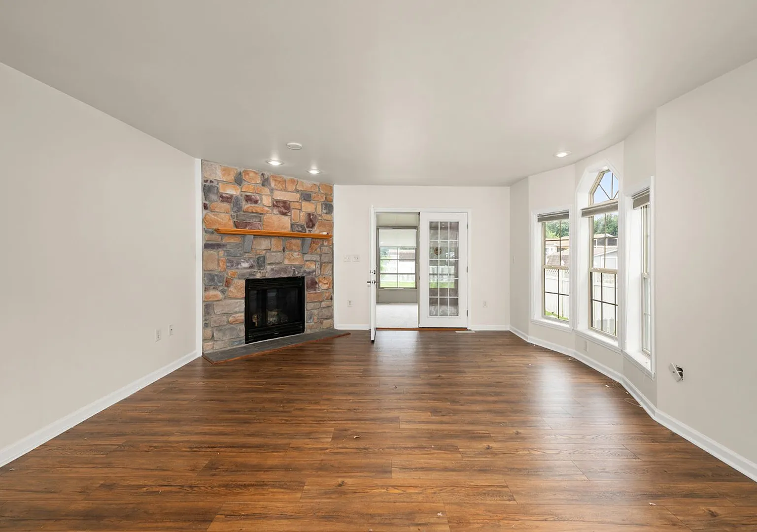 Milton Gem for Rent! Spacious 3BR Home, pet allowed. Fireplace, Sunroom & Private Yard - $2,495.0... — Photo 2