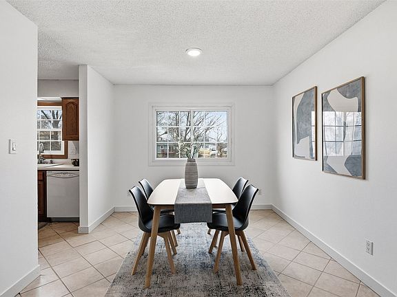 5th image of 3008 Circle Hill Ct NE