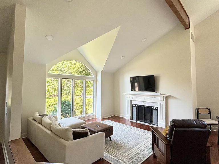 6035 Whitegate Xing — Photo 2