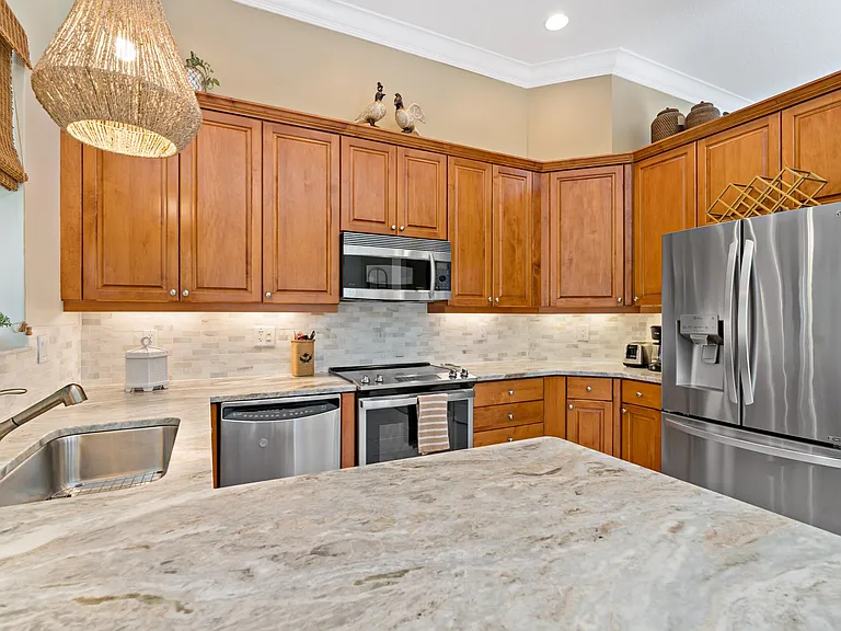 2140 N Maiden Ln — Photo 12