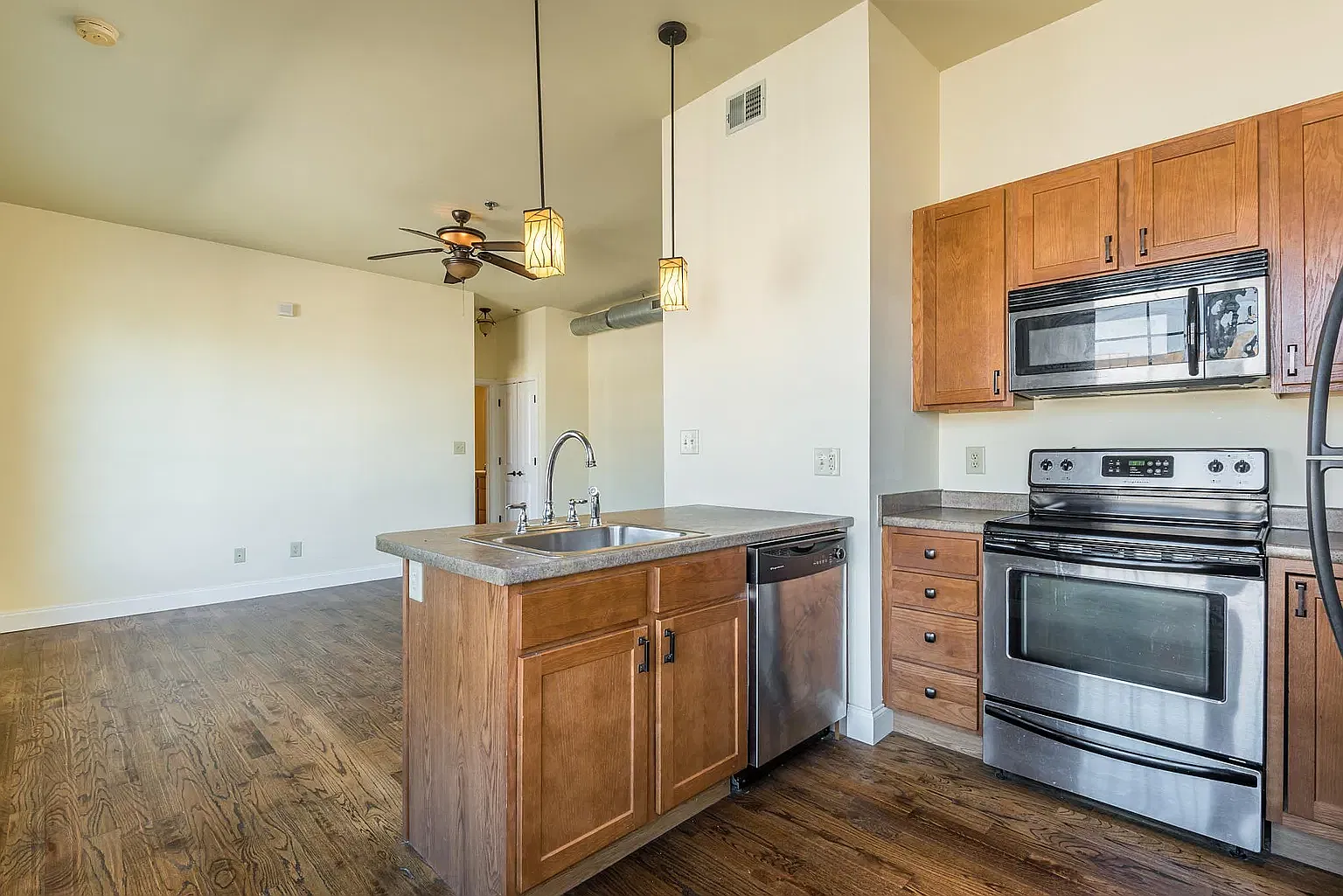 2 bed, 870 sqft, $1,850 — Photo 1