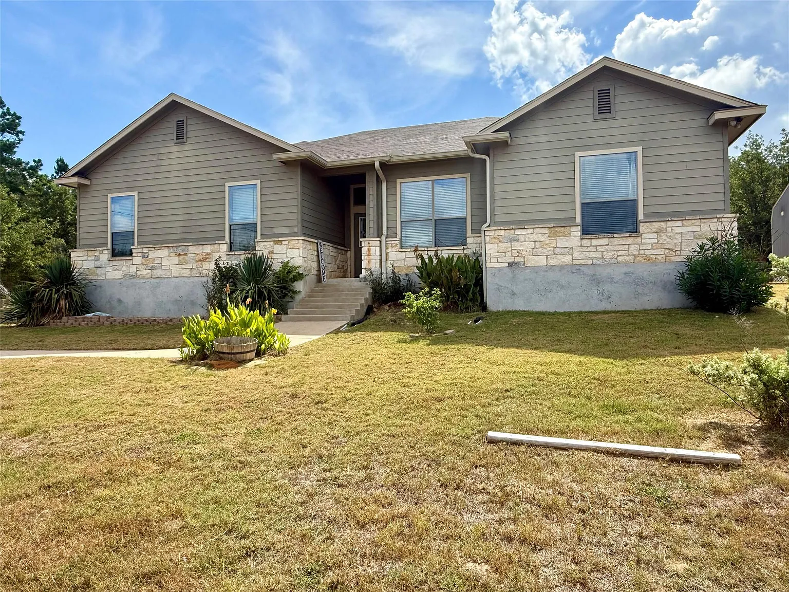 4 bed, 2.0 bath, 1717 sqft, $2,250 — Photo 2