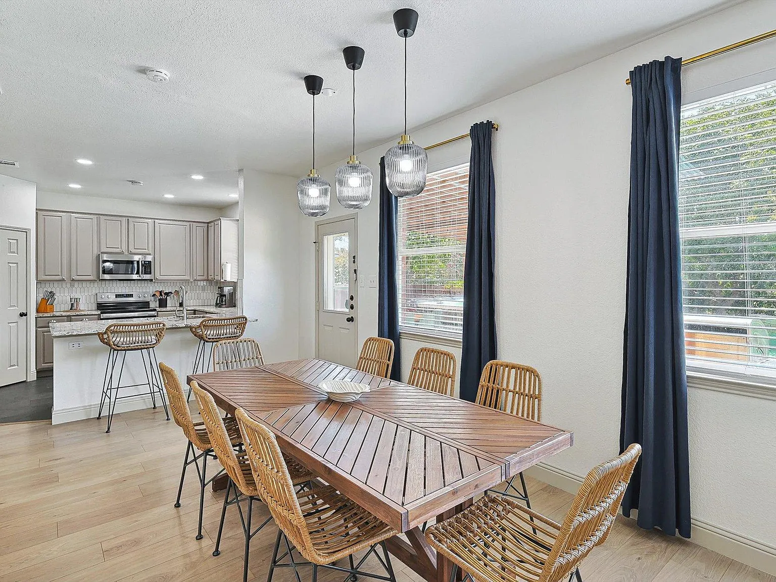 5 bed, 2.5 bath, 2427 sqft, $9,750 — Photo 4