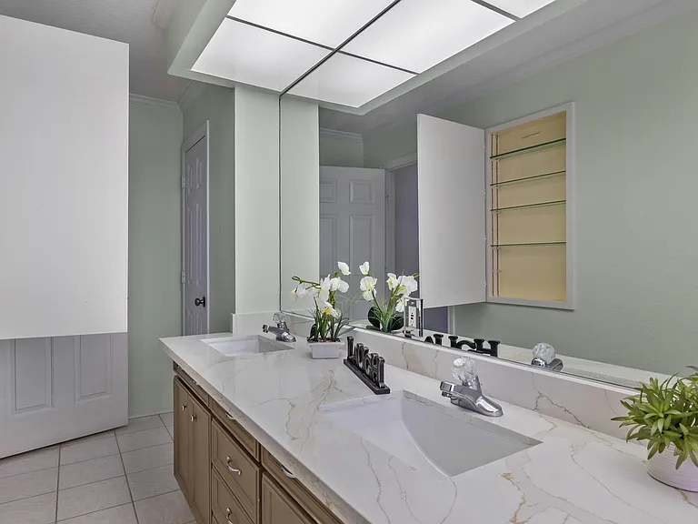 1400 Oak Hollow Dr — Photo 43