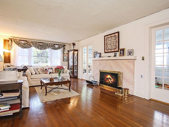 5th image of 10 Easton Ave