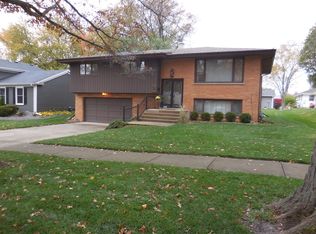 14 Juniper Dr, North Aurora, IL 60542