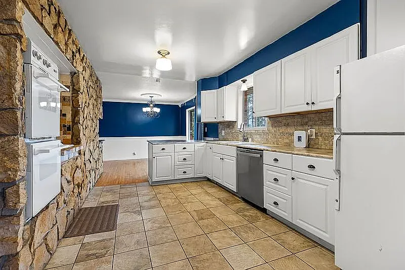 15232 S Henrici Rd — Photo 2