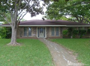 1002 Hunters Creek Dr, Desoto, TX 75115