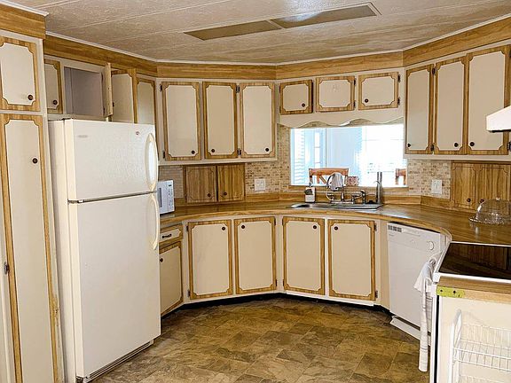 2nd image of 1372 Everglades Cir #64