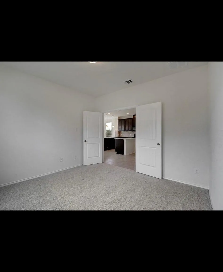 124 Rocroi Dr — Photo 3