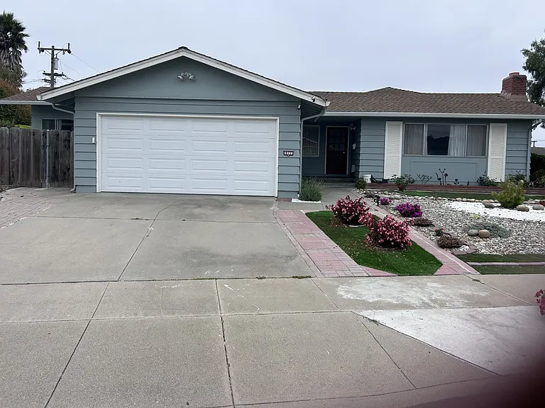 877 Loyola Dr — Photo 2