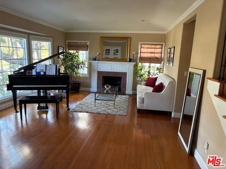 10328 Dunkirk Ave — Photo 3
