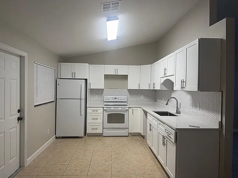 324 Gordon Ave S #2 — Photo 3