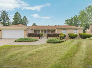 28977 Lake Park Dr, Farmington Hills, MI 48331