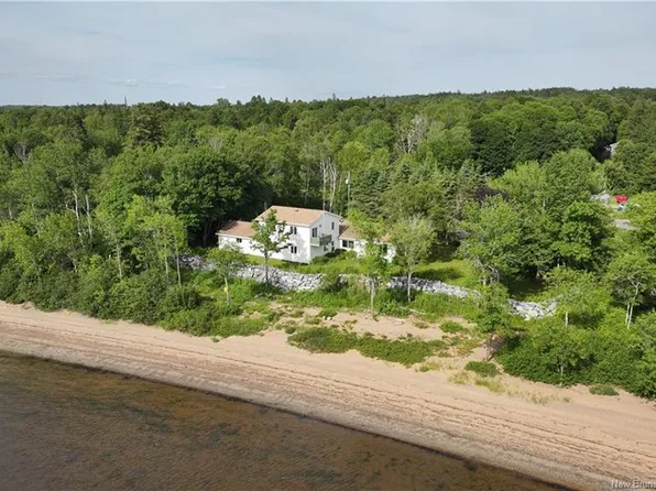 8 Tennis Court Rd, Rothesay, NB E2E 5W4