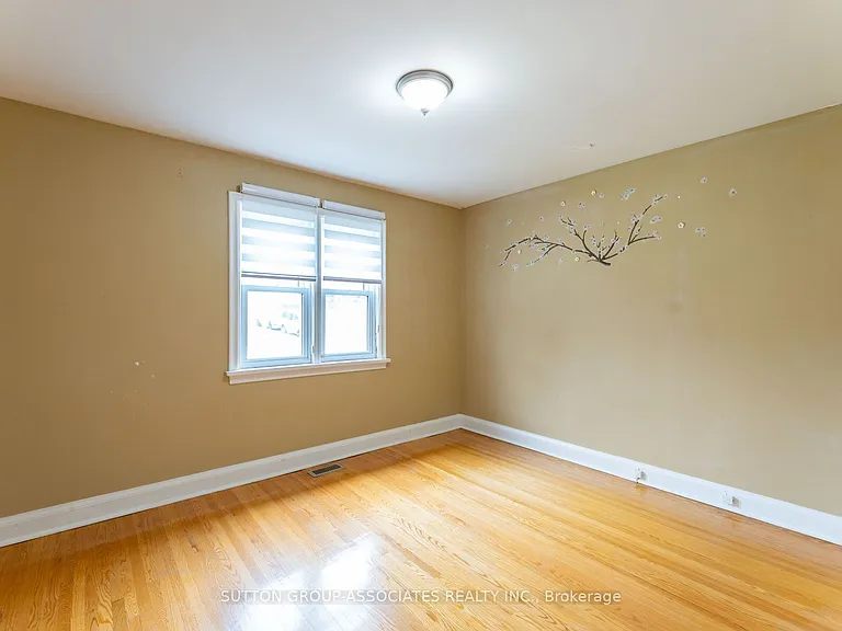 21 Deevale Rd #MAIN FL — Photo 15