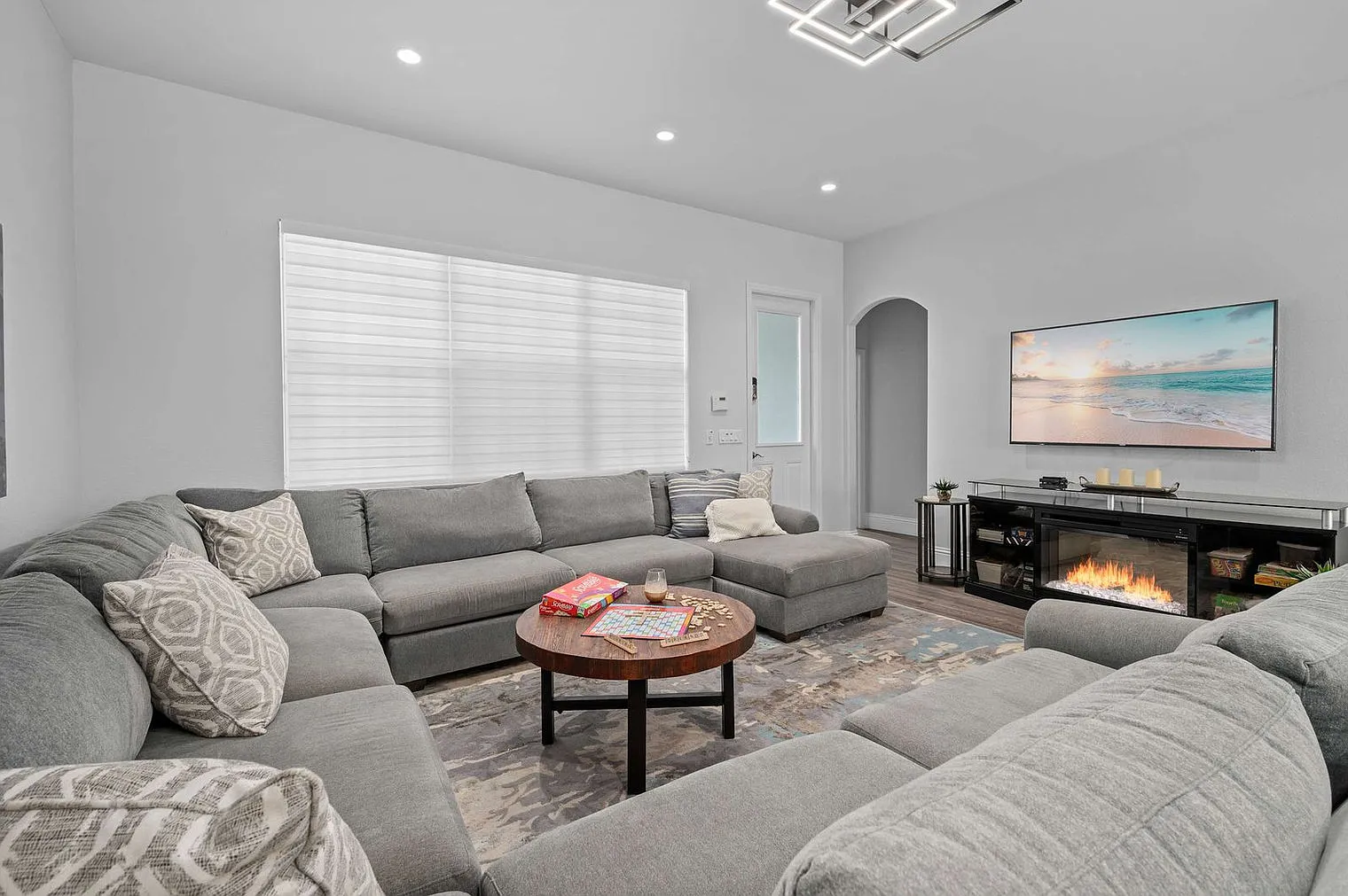 6 bed, 3.0 bath, 2755 sqft, $8,281 — Photo 2