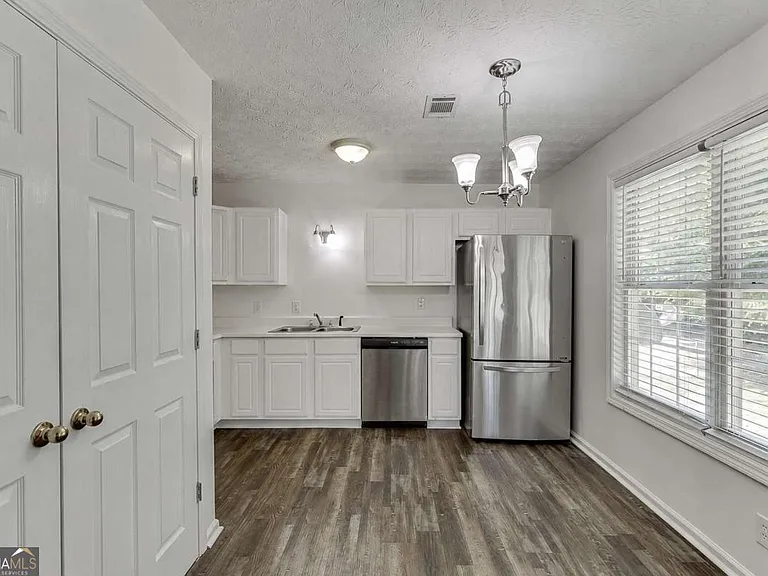 932 Clayton St — Photo 11