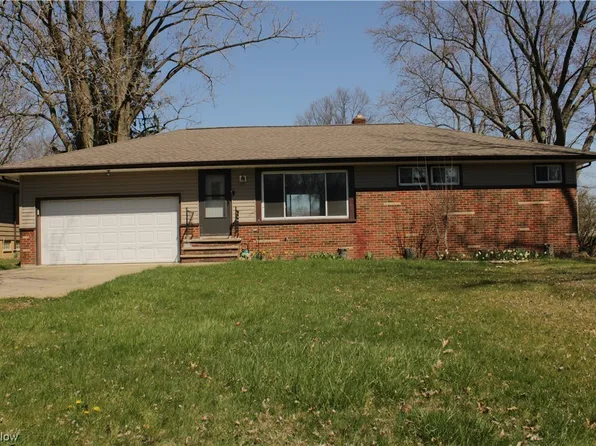 1025 Twilight Dr, Seven Hills, OH 44131