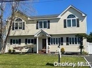 365 Oakwood Ave, West Islip, NY 11795