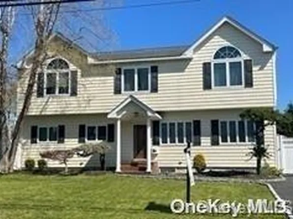 365 Oakwood Avenue, West Islip, NY 11795