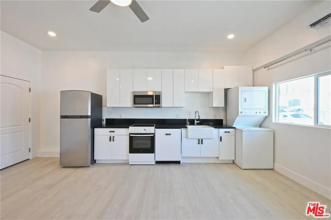 3 bed, 2.0 bath, 6169 sqft, $3,999 — Photo 4