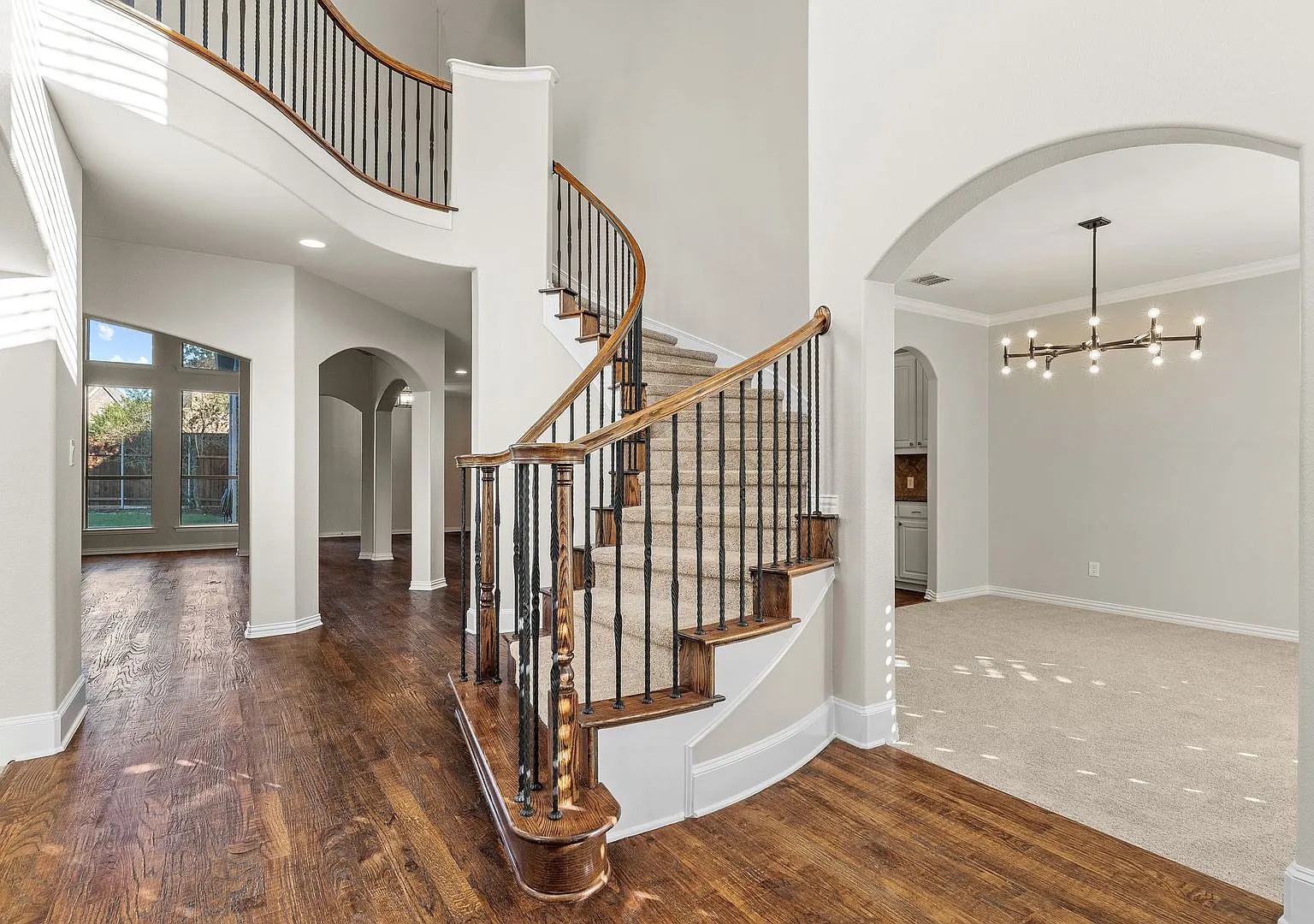 Gorgeous 5 Bedroom Home! — Photo 4