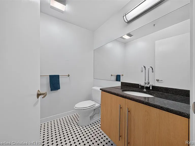 614 Troy St #105 — Photo 13
