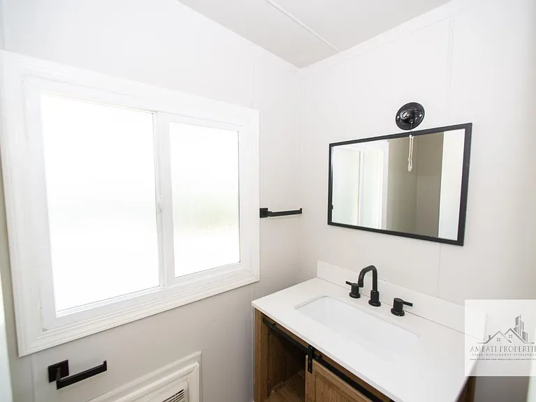 1136 E Griffith Way — Photo 16