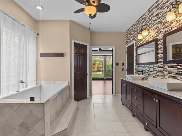 201 Lago Vista St, Kemah, TX 77565