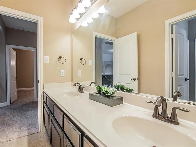 2440 Kingsgate Dr — Photo 11