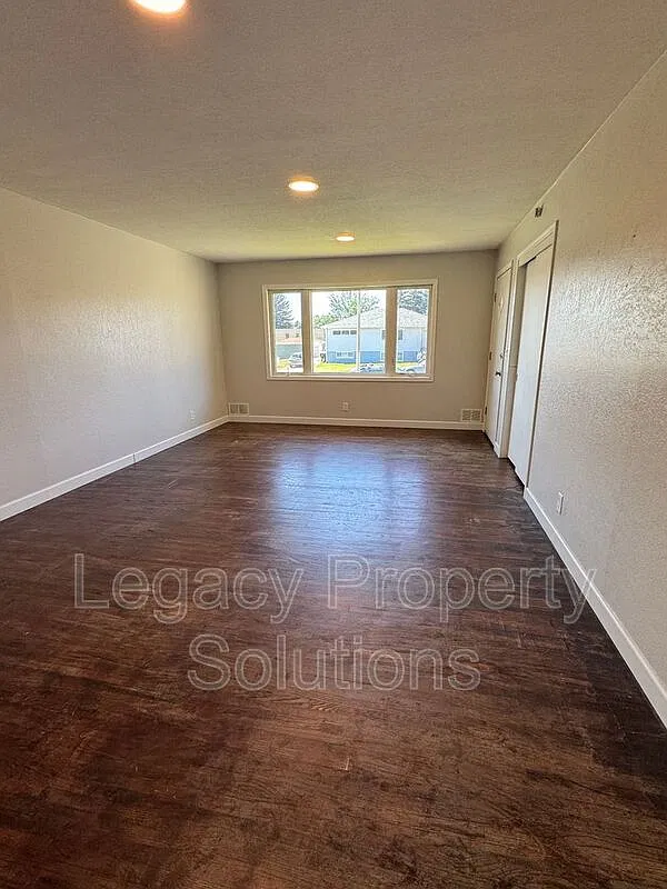 2 bed, 1.0 bath, $1,100 — Photo 2