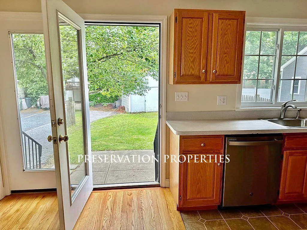 3 bed, 2.5 bath, 1650 sqft, $4,300 — Photo 3