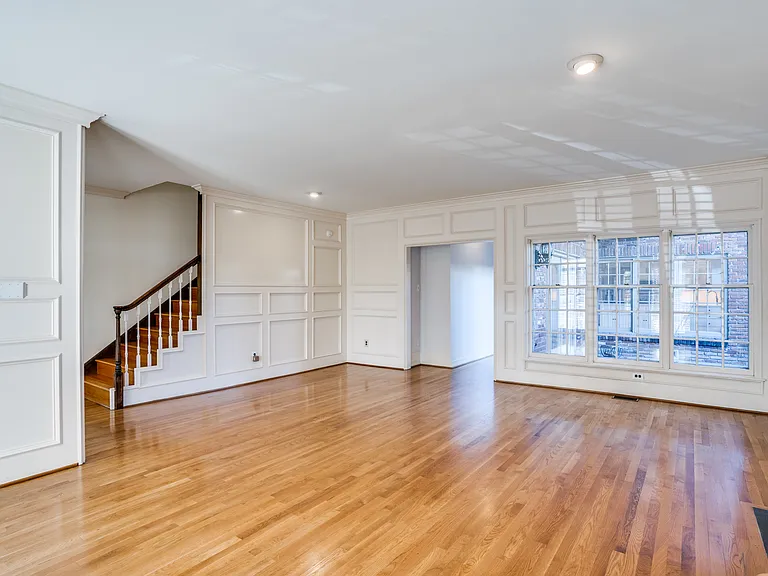 4100 Lovers Ln — Photo 5