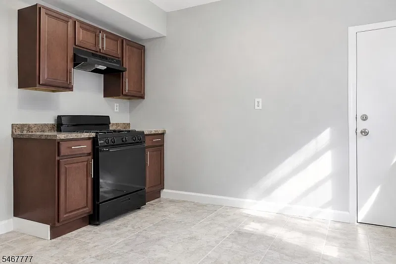 4 bed, 1.0 bath, 1035 sqft, $2,300 — Photo 4