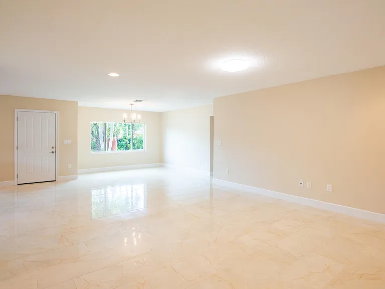 364 Orange Way — Photo 10