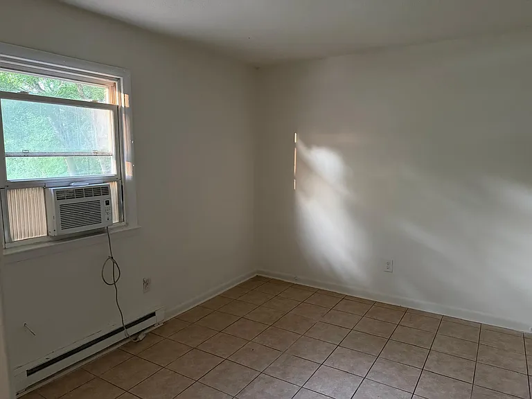 1403 Saxon Ct — Photo 5