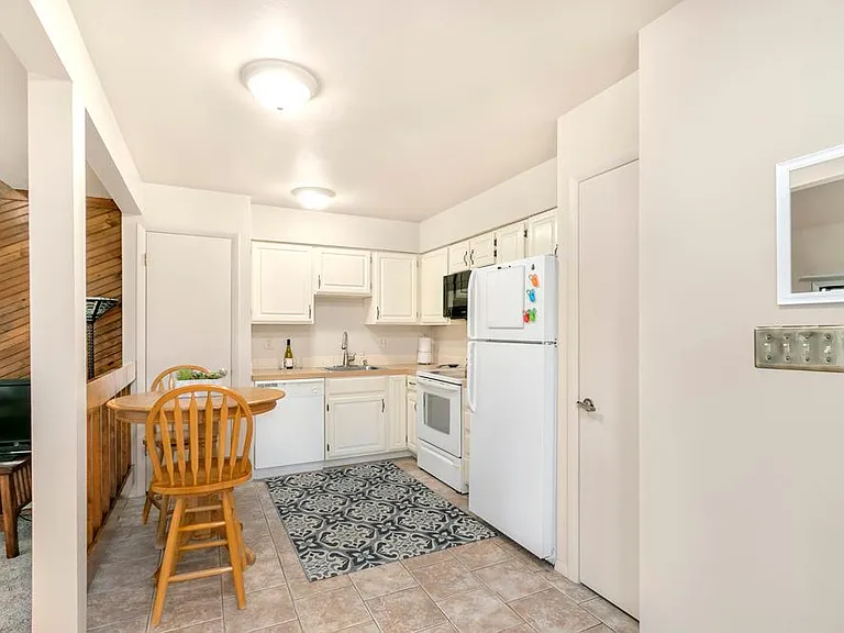 1040 Driftwood Dr — Photo 4