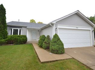 700 Bluejay Cir, Elk Grove Village, IL 60007