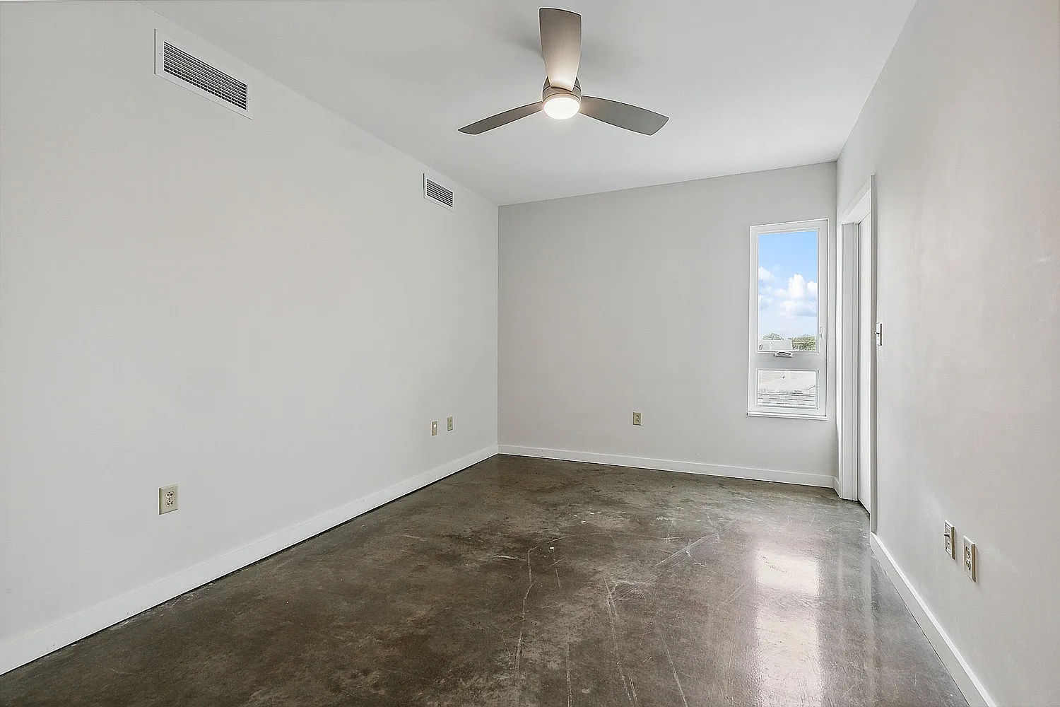 Sunny 1-Bed with Private Balcony + In-Unit Laundry in Heart of New Orleans — Photo 2