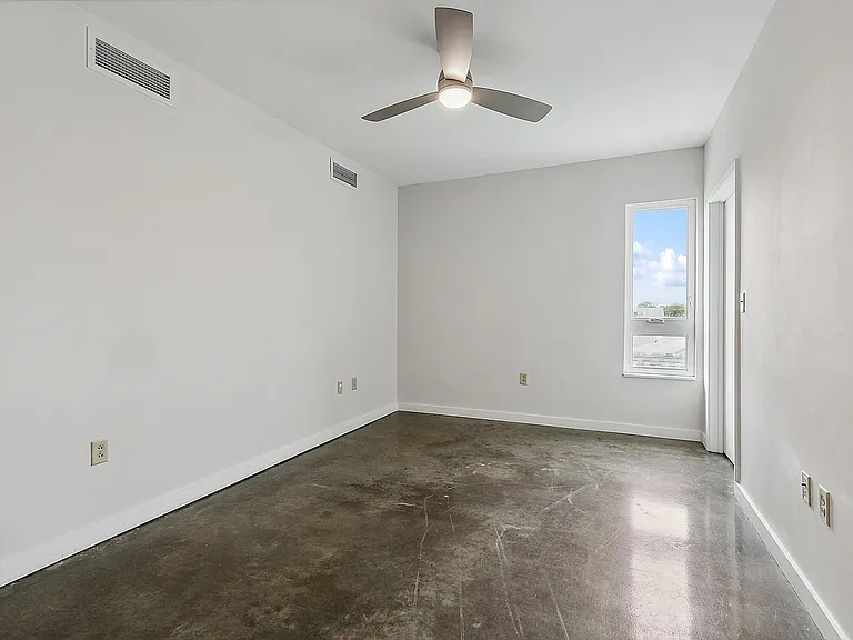 3100 Banks St #209 — Photo 2