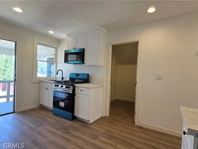 975 N Park Cir #B — Photo 6