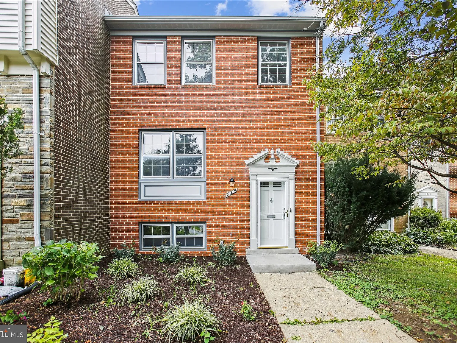 3 bed, 3.5 bath, 1302 sqft, $3,300 — Photo 1