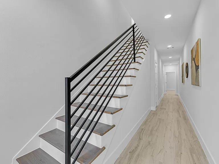 2423 Crossman Ave — Photo 6