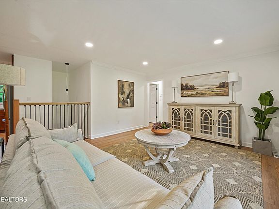 3rd image of 1221 Huntington Rd