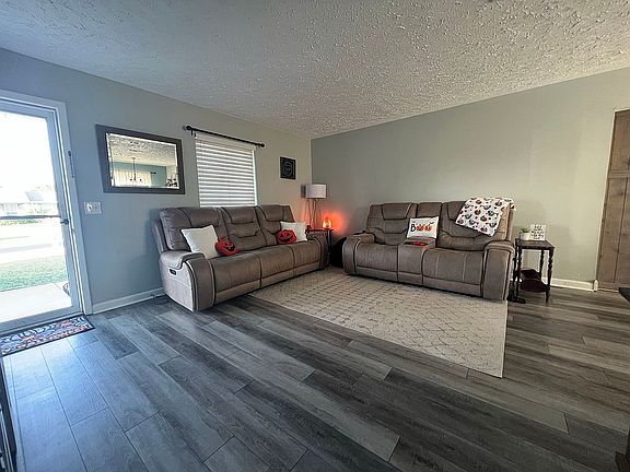 3rd image of 4118 Russell Ln