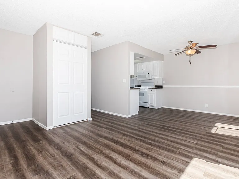 Sierra Vista Apartments — Photo 7