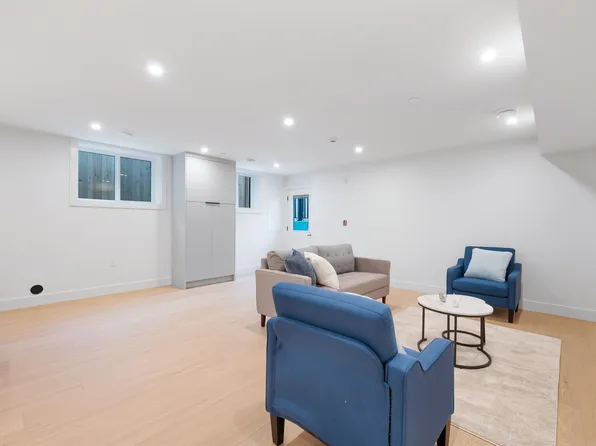 4855 Venables St #1, Burnaby, BC V5C 3A9