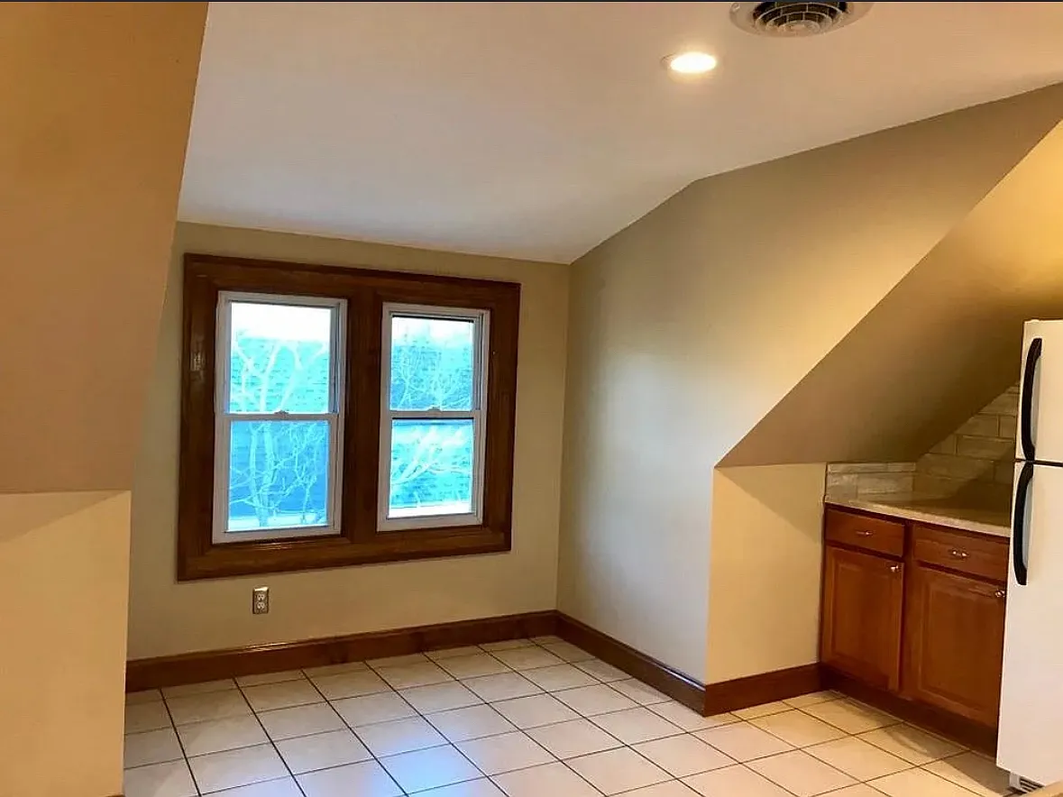 1 bed, 1300 sqft, $1,200 — Photo 3