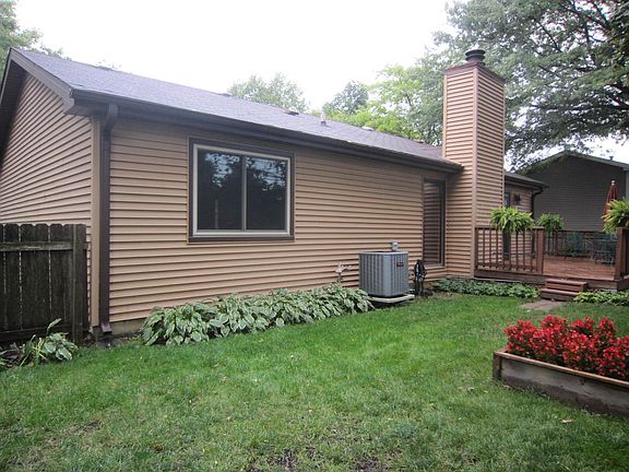 3rd image of 826 Woodbine Cir